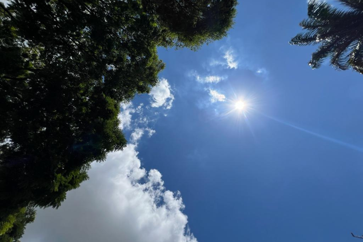 Temperaturas oscilarão entre 18°C e 34°C, com índices de umidade de 25% a 90%.