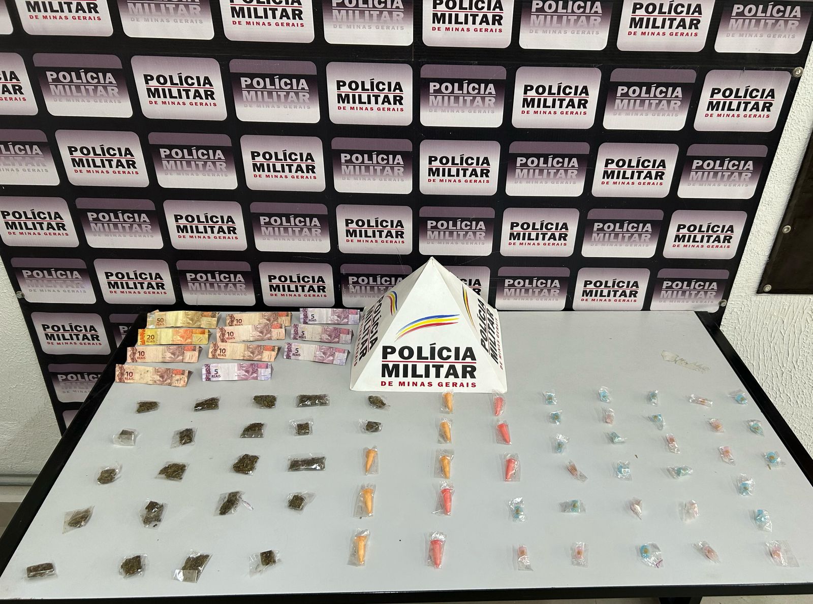 Militares encontraram 22 buchas de maconha, 11 pinos de cocaína e 29 pedras de crack