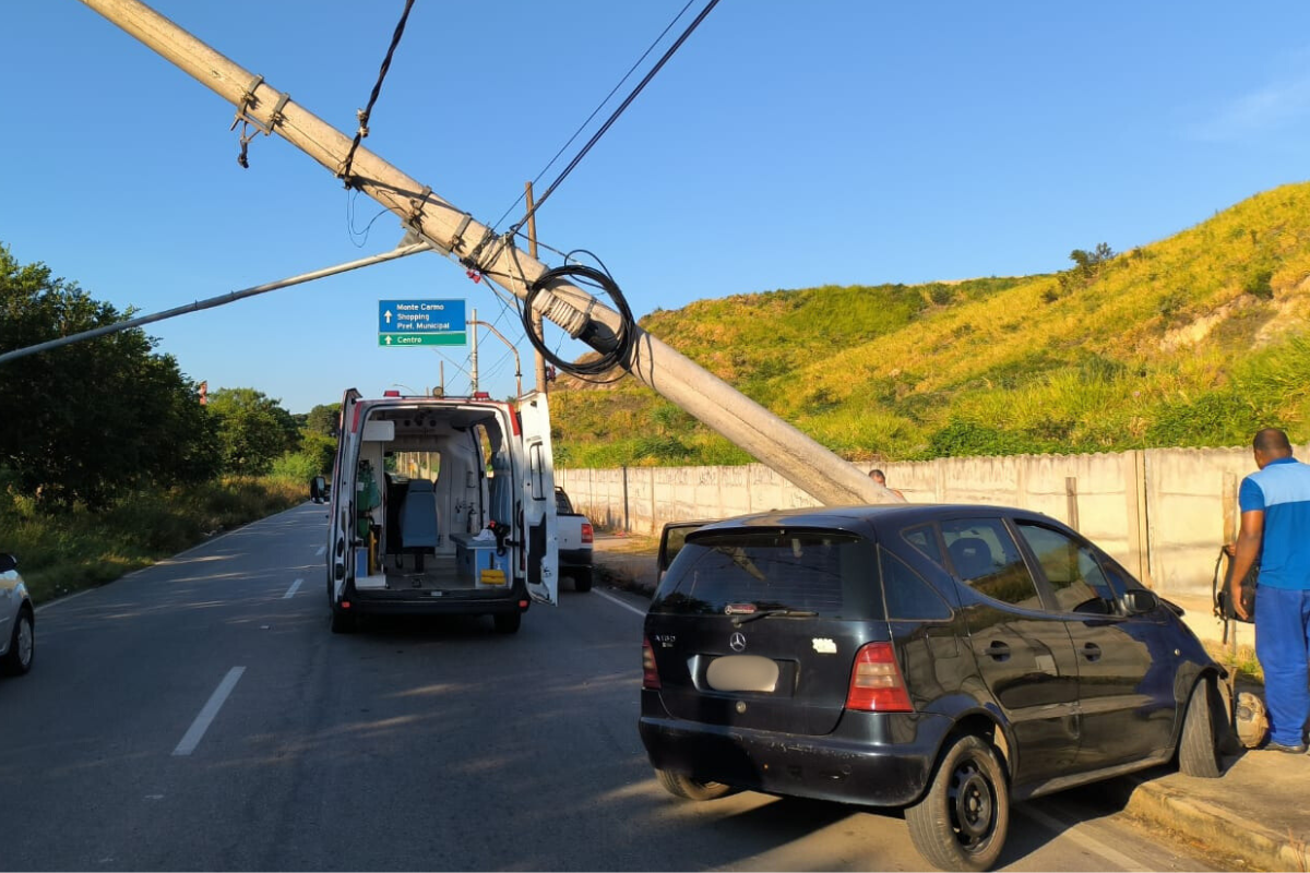 Poste ficou tombado, preso apenas à fiação