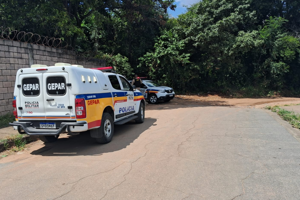 Militares encontraram o corpo na rua Arthur Rabelo, na tarde dessa quinta-feira (14)