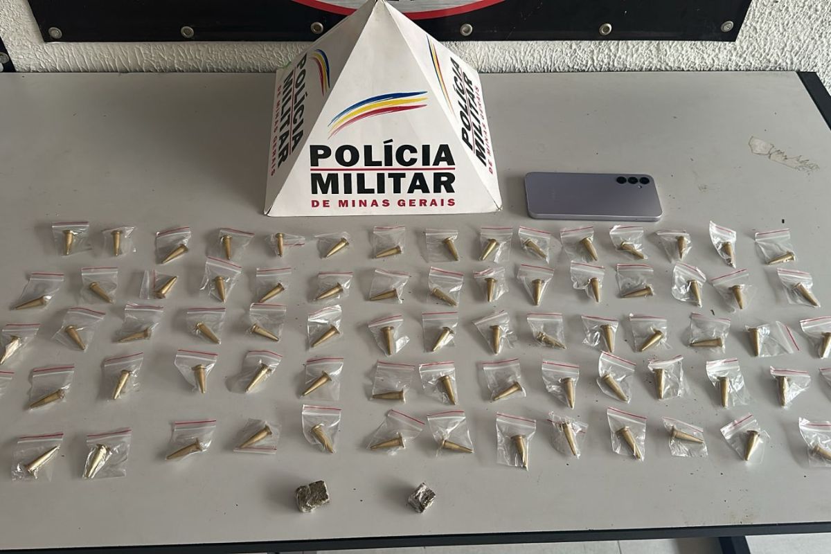 Durante a operação, foram apreendidos 75 pinos de cocaína, duas buchas de maconha e um aparelho celular