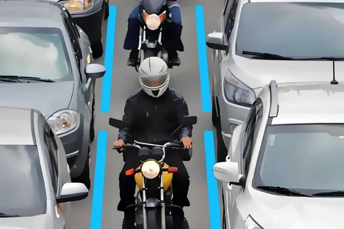 Projeto, que delimita faixas exclusivas para motociclistas, terá marcações na pista e nas placas