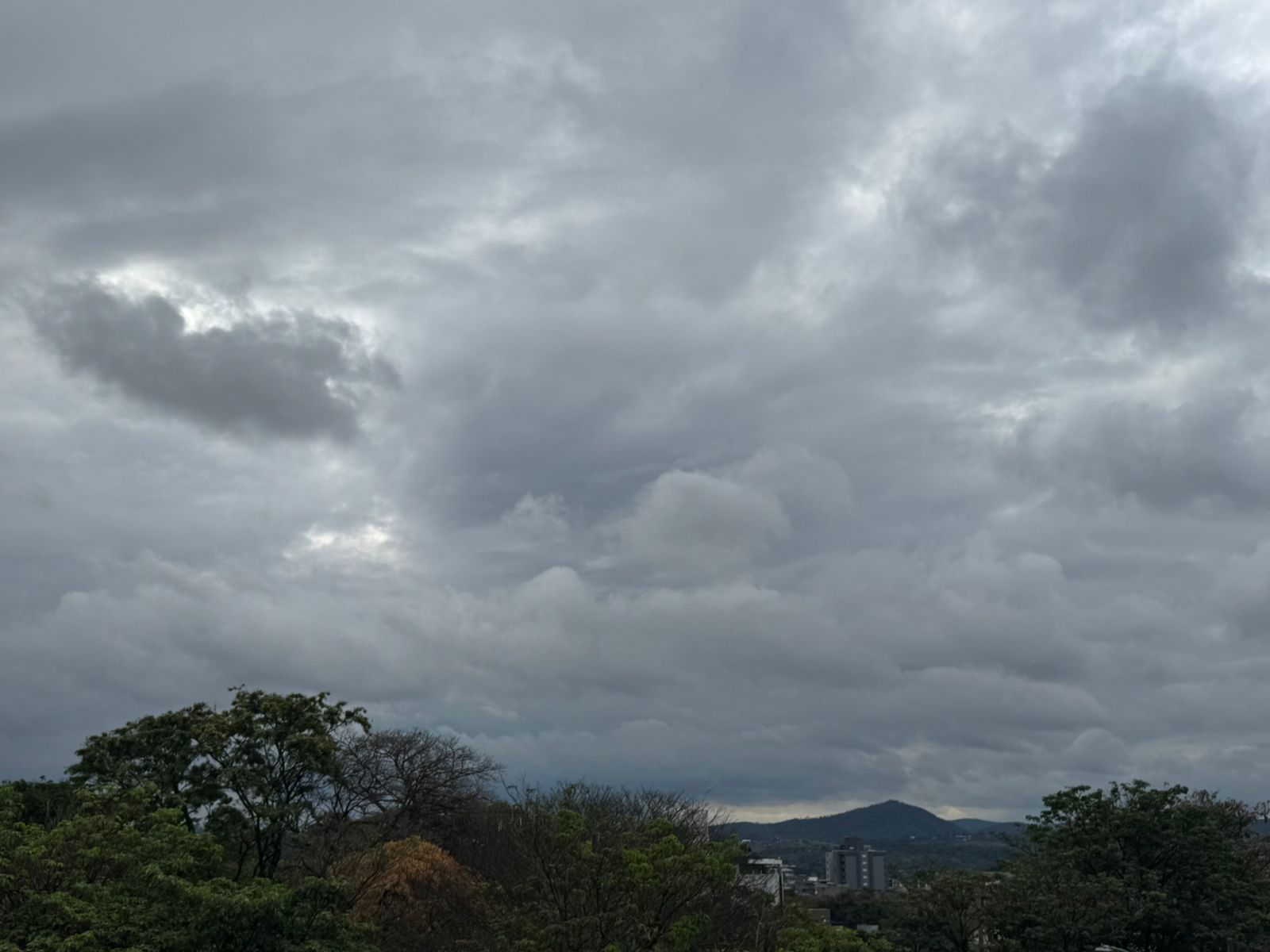 Previsão é de muitas nuvens e possibilidade de pancadas com trovoadas isoladas na cidade