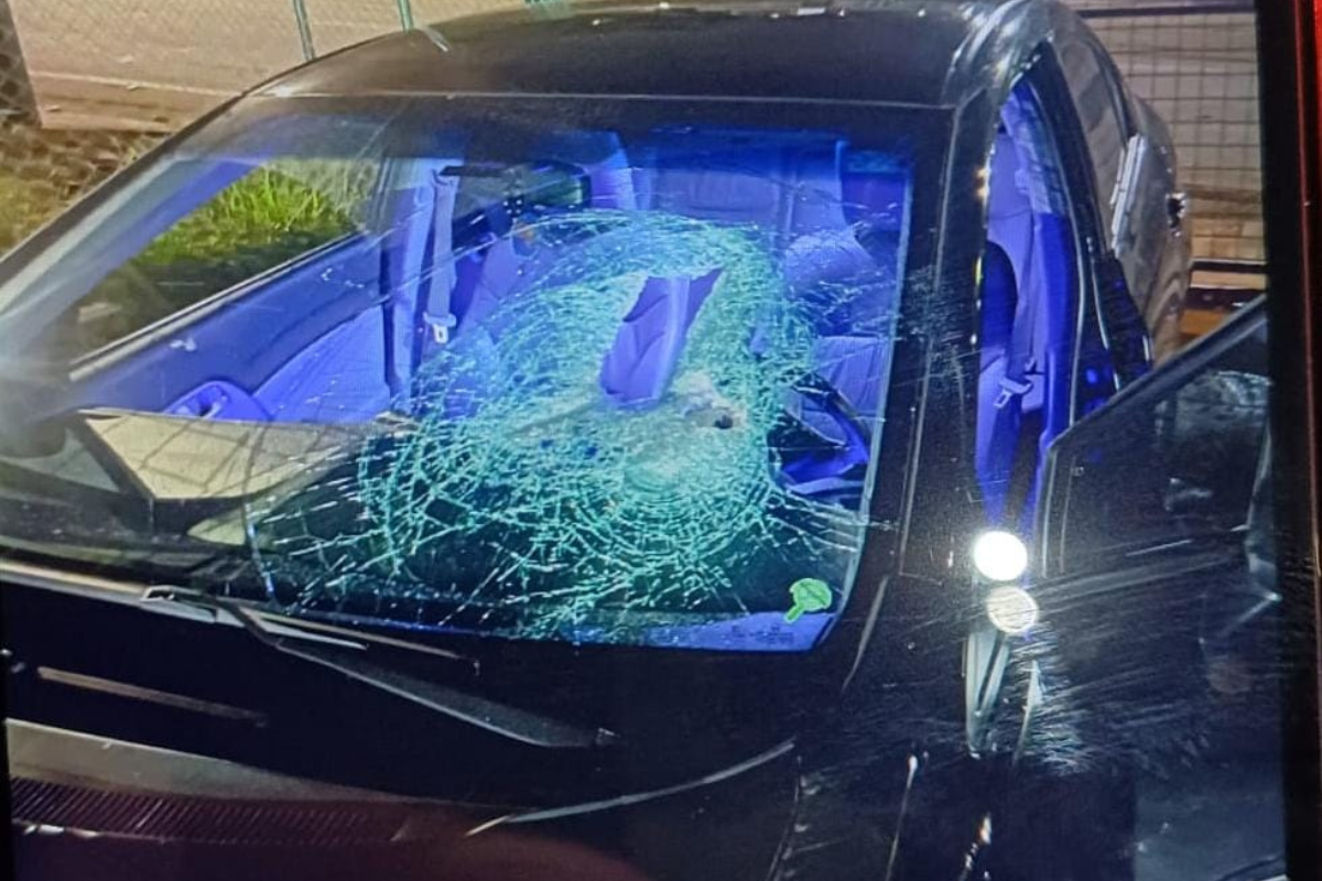 Veículo foi apedrejado e teve o para-brisa danificado nessa segunda-feira (24 de março)