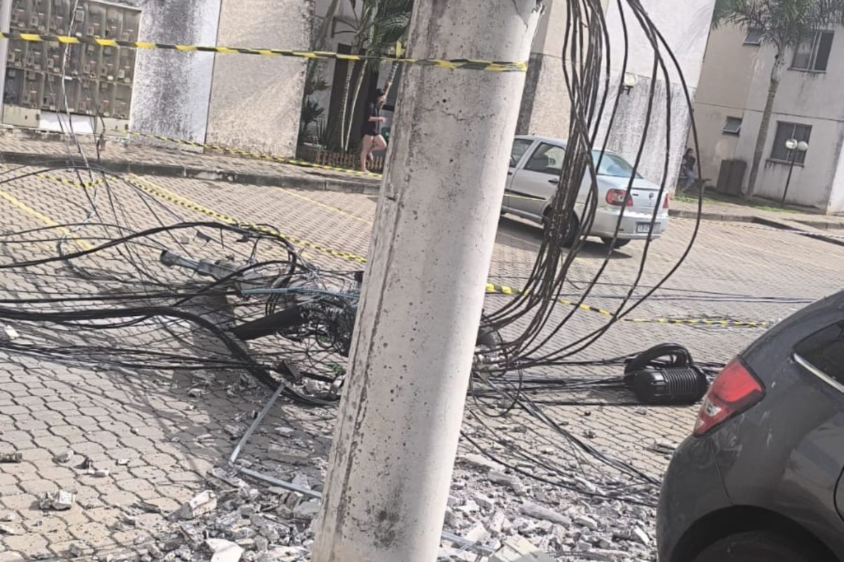 Caso ocorreu no início da manhã desta terça-feira (25 de março); cinco carros foram atingidos
