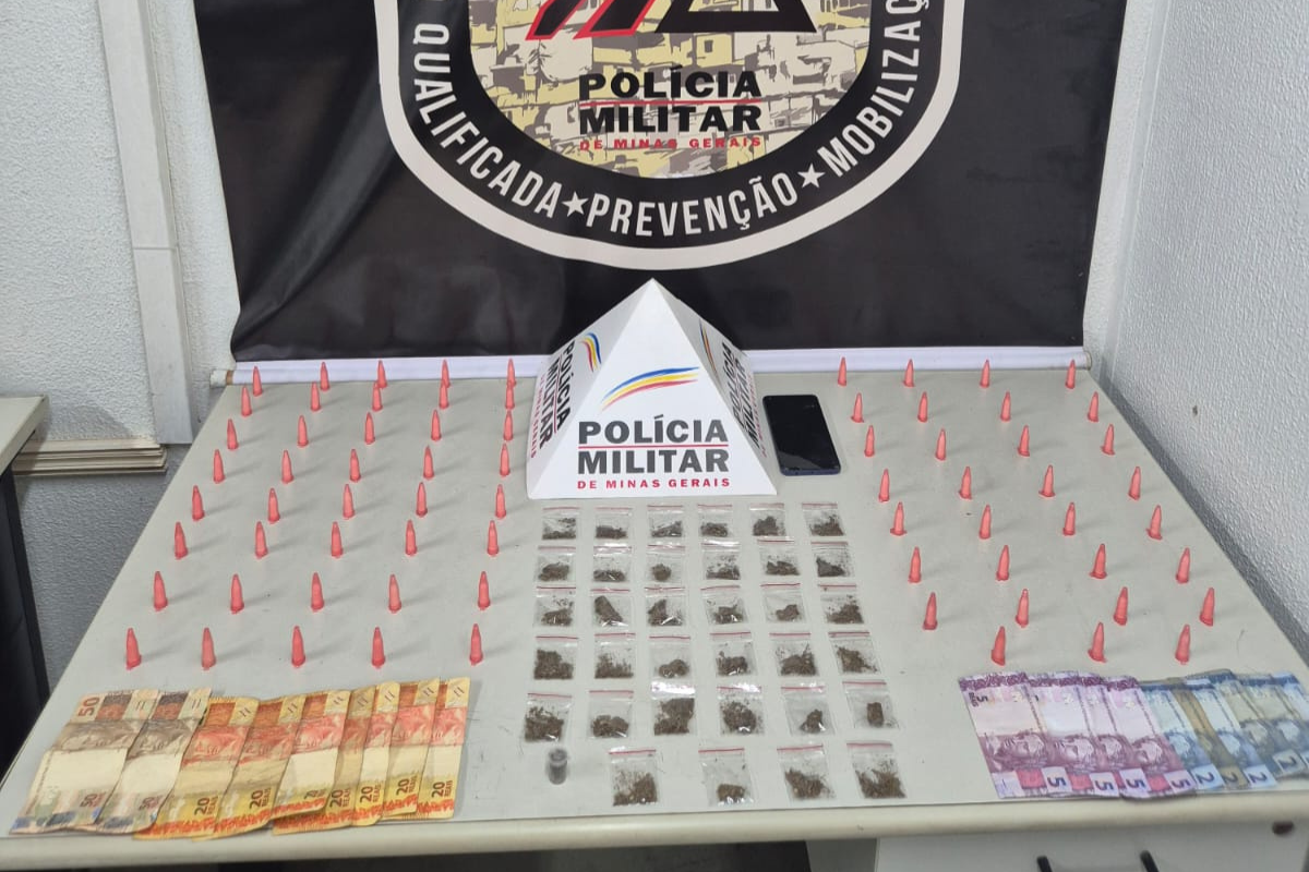 Com os jovens, foram apreendidos 71 pinos de cocaína, 35 buchas de maconha, um celular e R$ 272