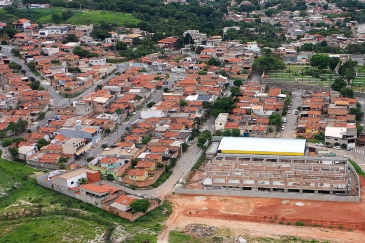 Dicalino Cabral teve início em 2005, quando a Prefeitura de Betim doou o terreno e estabeleceu uma parceria com a Companhia de Habitação do Estado de Minas Gerais (Cohab Minas) para a construção e financiamento das moradias