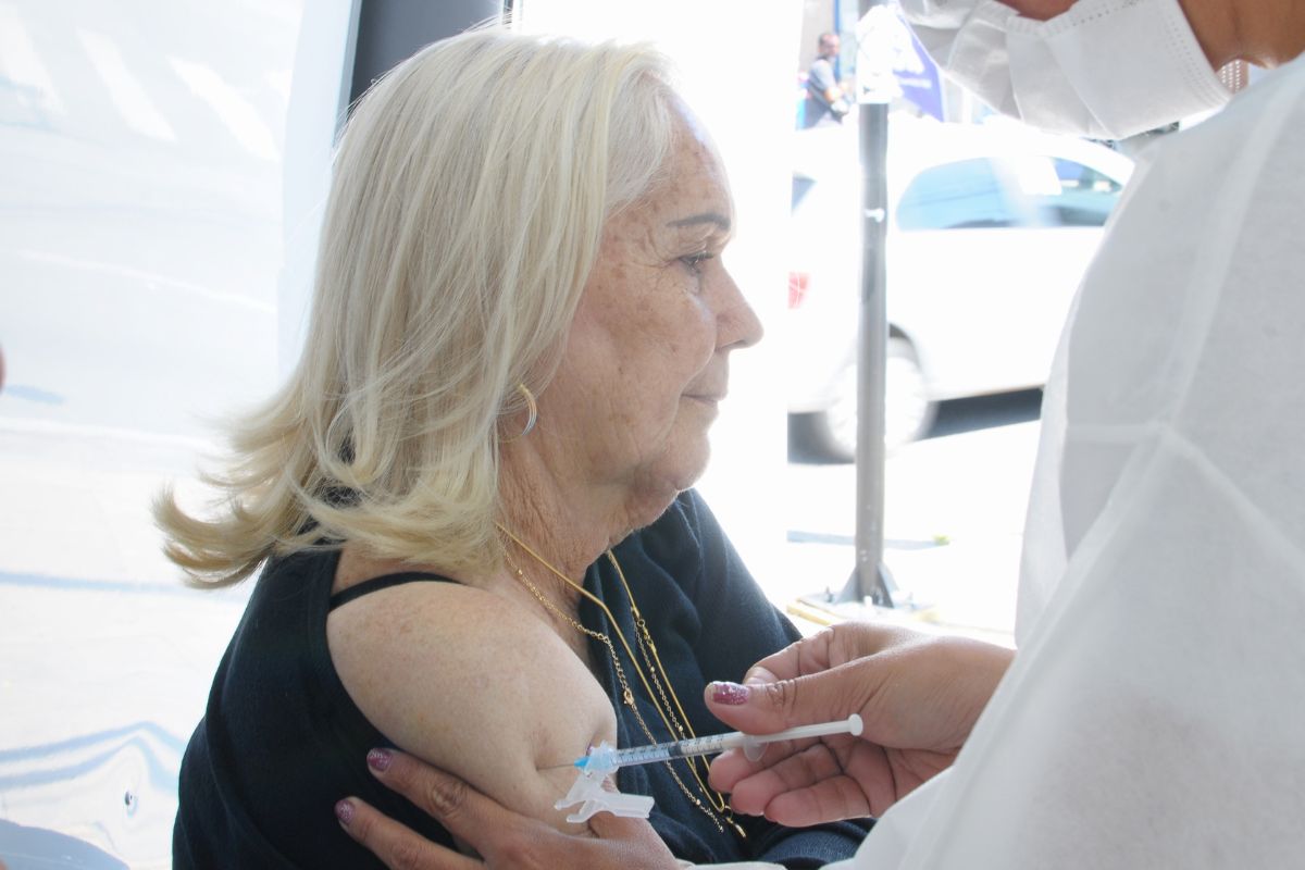 Em 2024, a cobertura vacinal contra a influenza atingiu 50,28% entre gestantes e 60,87% entre idosos, índices inferiores à meta de 90% estabelecida pelo MS