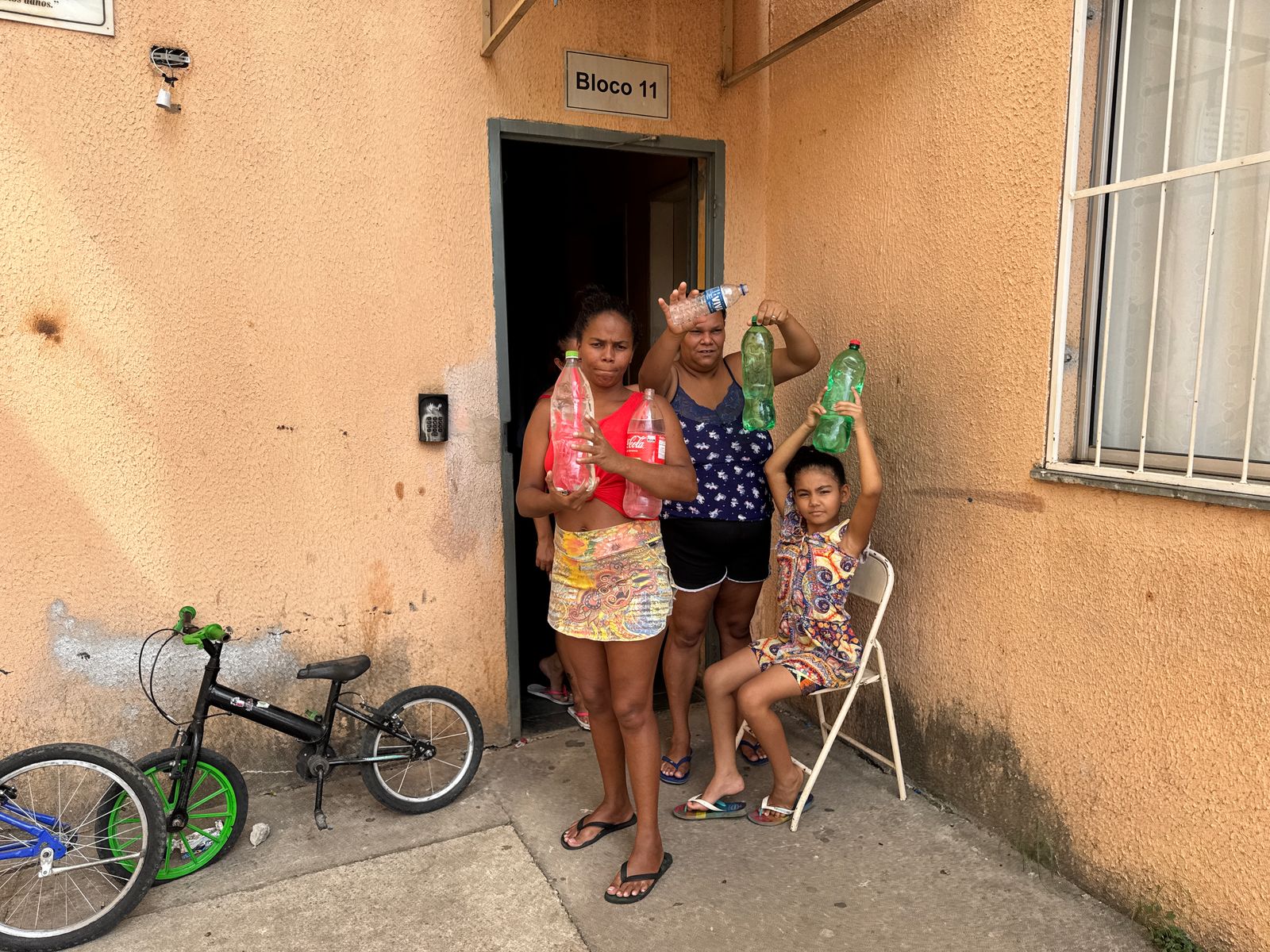 Famílias têm abastecido recipientes na torneira instalada provisoriamente na rede da Copasa para garantir uma quantidade mínima de água dentro de casa 