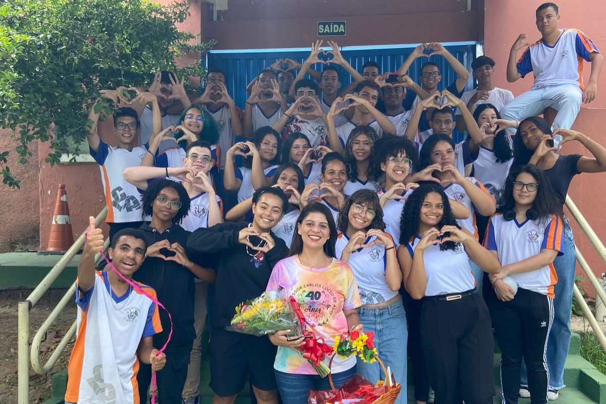 Alunos da Escola Estadual Professor Carlos Lúcio de Assis, no bairro Jardim Petrópolis, em Betim, convidaram professora para ser madrinha da turma