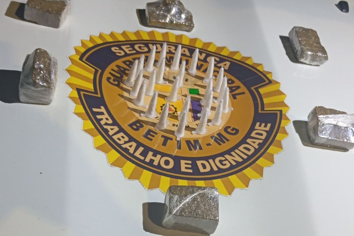 Com o suspeito foram encontrados sete tabletes de maconha, 24 pinos de cocaína, 19 pedras de crack, R$ 347 em dinheiro, além de dois celulares