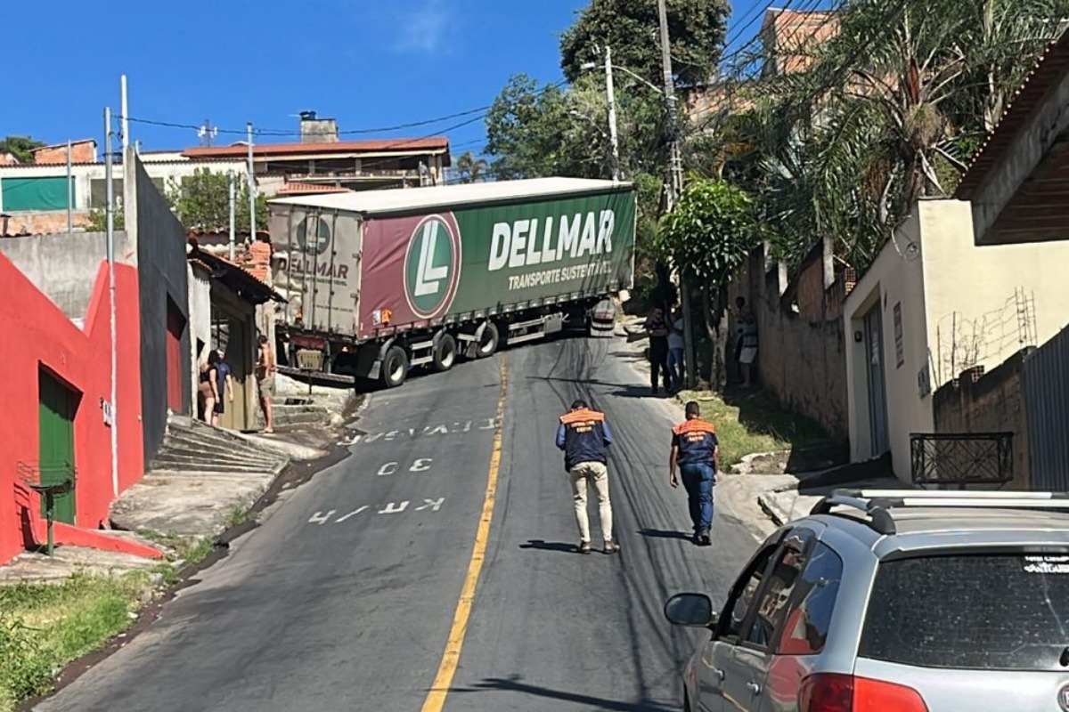 Prefeitura aguarda empresa especializada para retirar o veículo da via