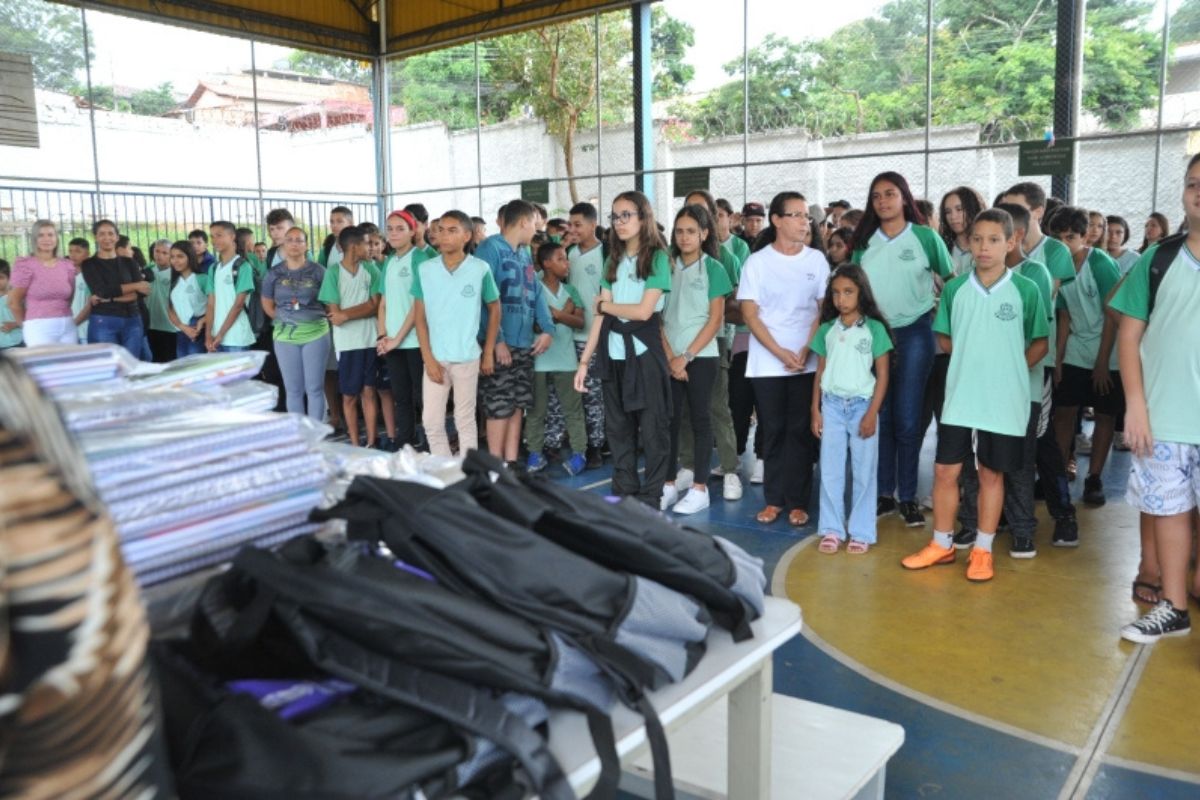 Além dos kits escolares, os alunos também serão contemplados com uniformes completos, que incluem duas camisetas, uma calça, uma bermuda, dois pares de meias e um par de tênis
