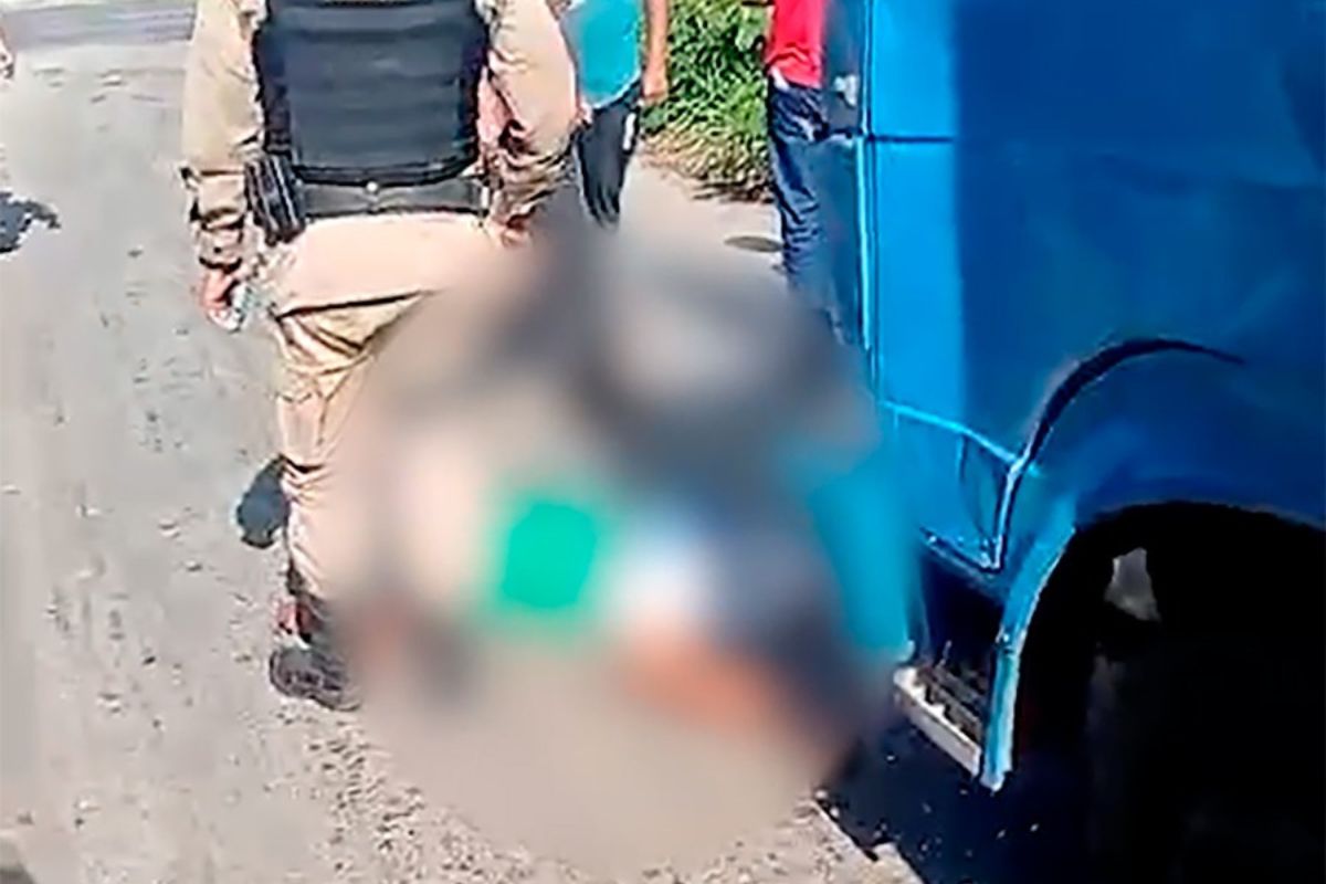 Condutor, que ainda não foi identificado, foi esmagado quando estava fora do veículo