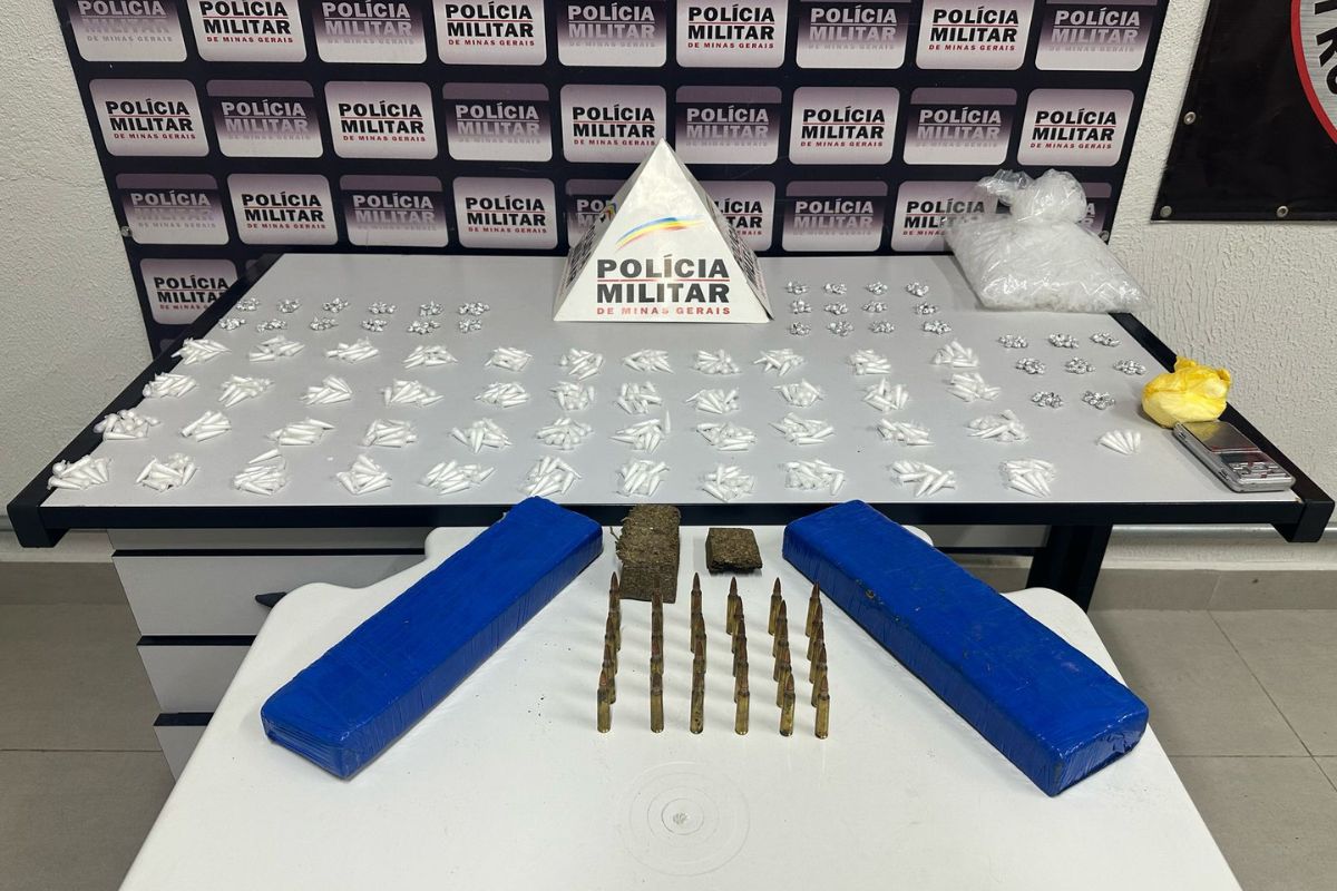 Foram apreendidos pinos de cocaína, pedras de crack, barras e porções de maconha, balança de precisão, munições e material usado para embalar drogas