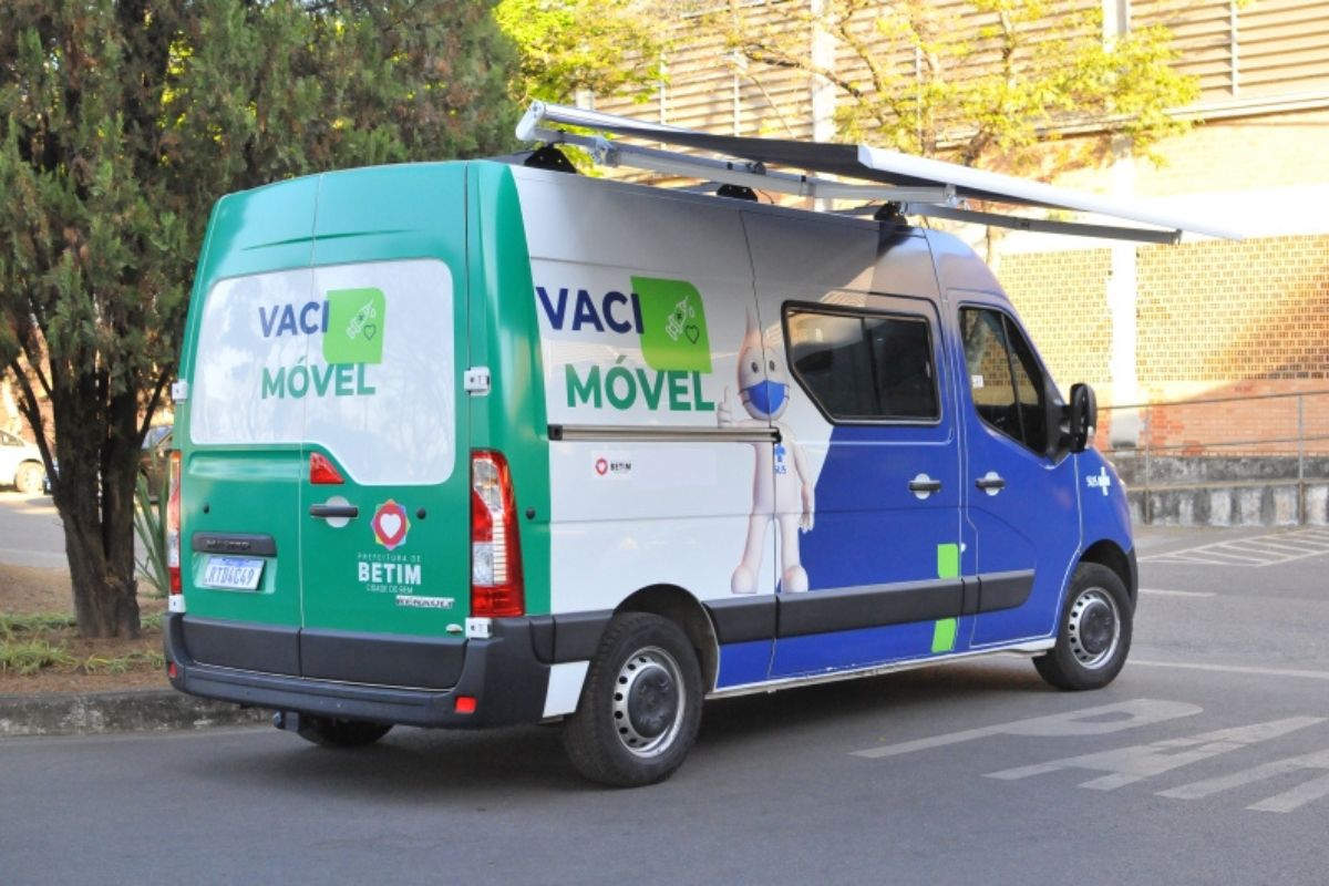 Posto-volante percorre por pontos estratégicos da cidade para facilitar o acesso da população às vacinas 