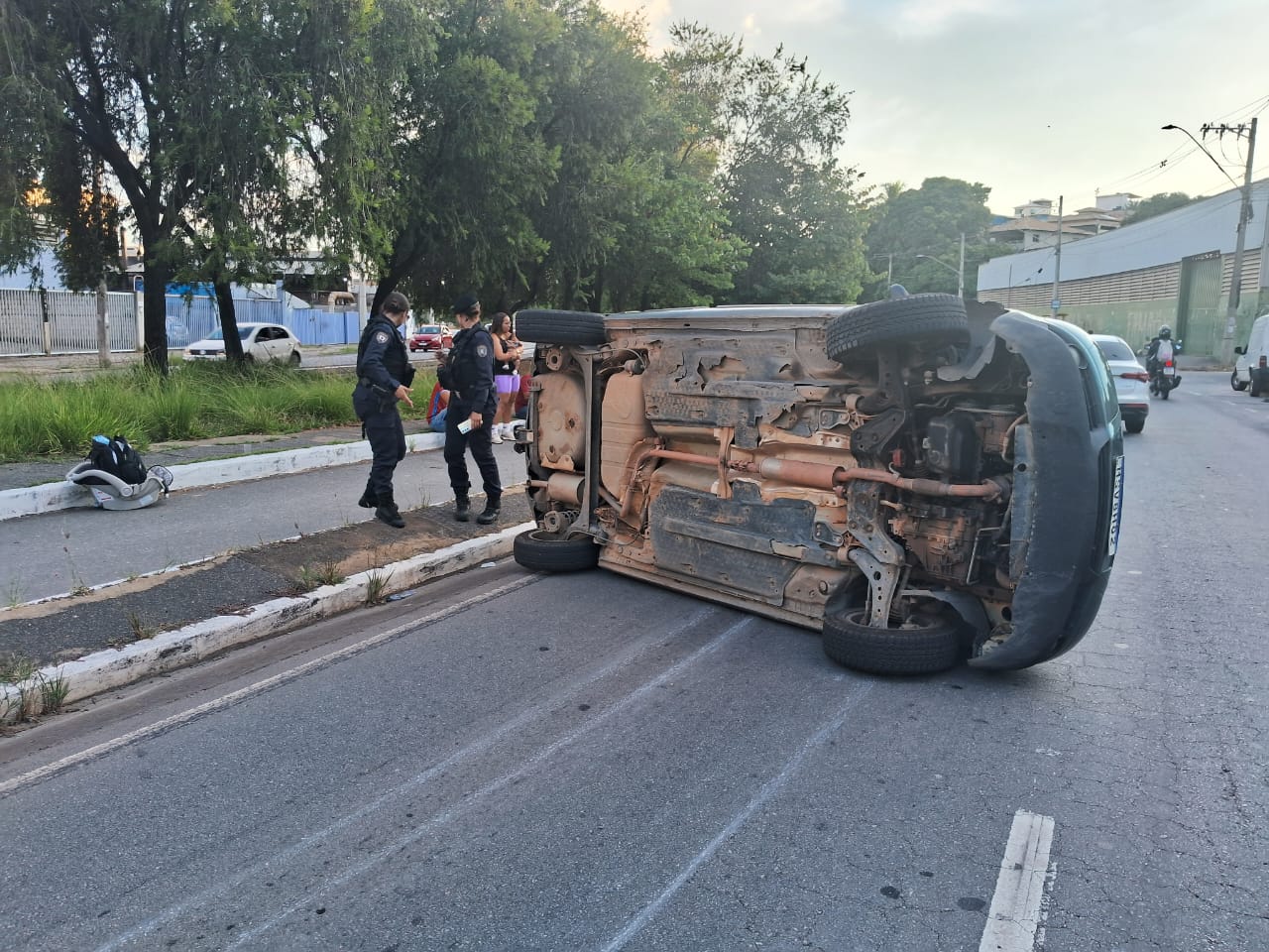 Vítima, que estava no carro capotado, sofreu corte no braço e foi levada para o hospital mais próximo