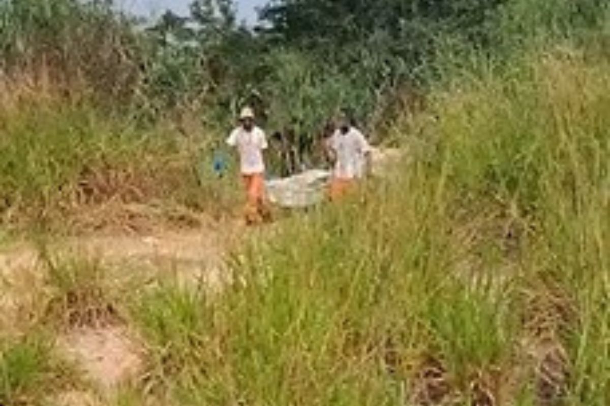 Corpo foi achado em um matagal na rua Sete, no bairro Bandeirinhas, em Betim