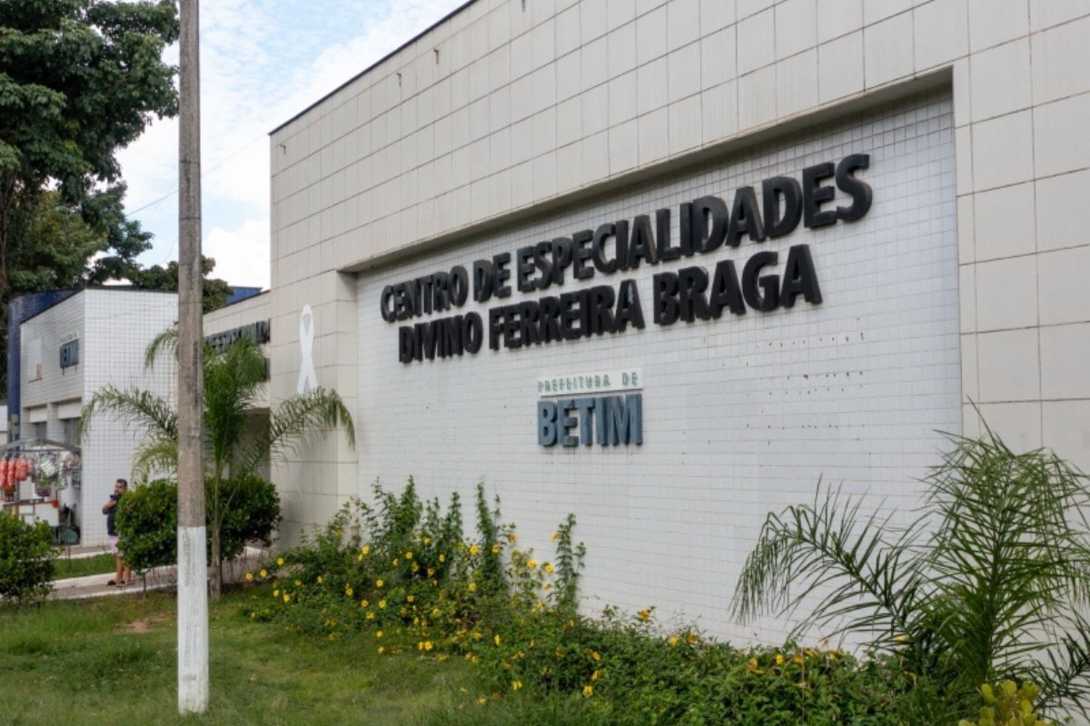 Consultas médicas e de enfermagem, acolhimento psicológico e social e atualização do cartão de vacinas são alguns serviços oferecidos