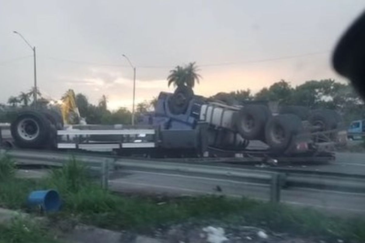 Acidente causou o bloqueio total da pista sentido São Paulo, com fluxo sendo desviado pela via marginal