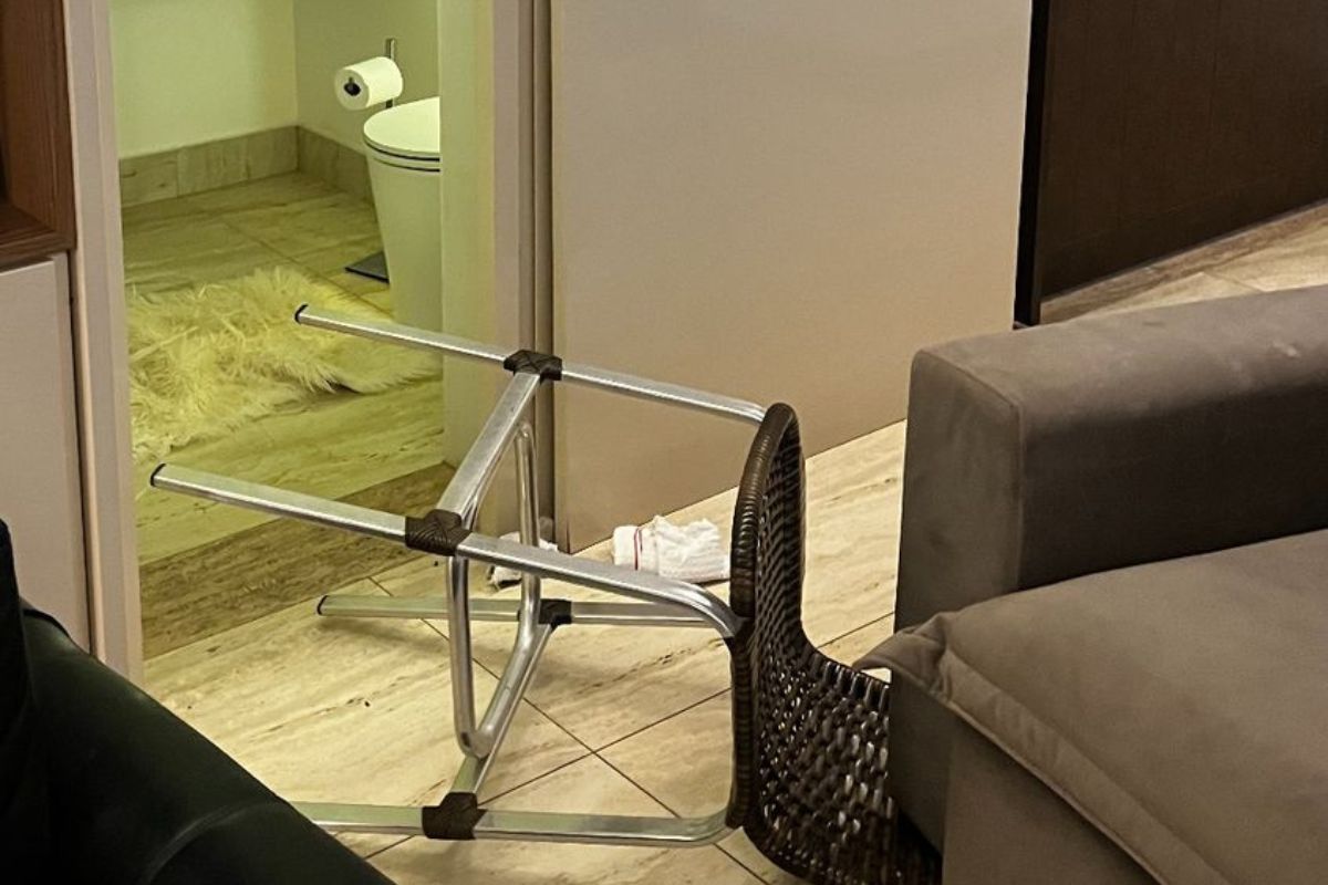 Bandidos trancaram a família no lavabo da residência, enquanto procuravam por mais algum objeto de valor no imóvel