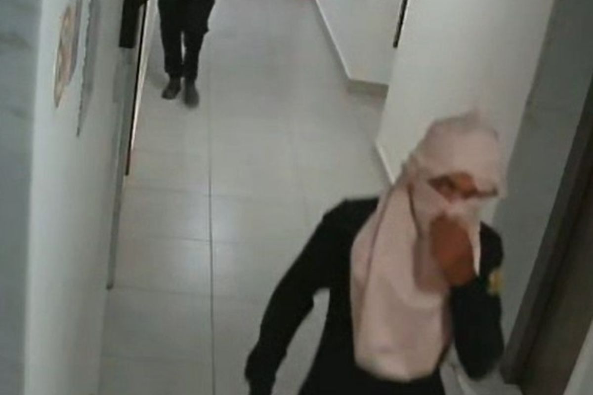 Criminosos estavam com o rosto encoberto e invadiram a sala da clínica de estética após arrombar as janelas