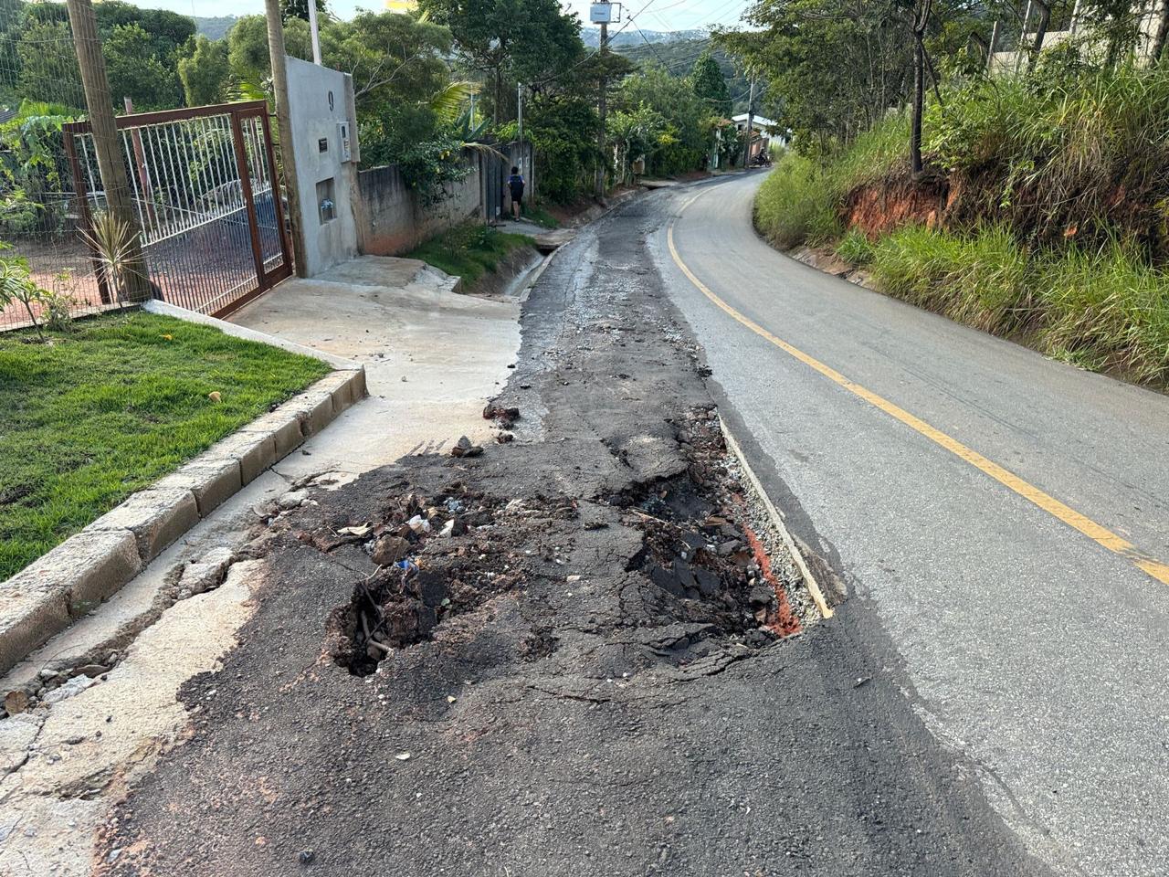 Para ampliar rede de esgoto no bairro, Copasa teve que refazer parte do asfalto; serviço gerou buracos nas vias