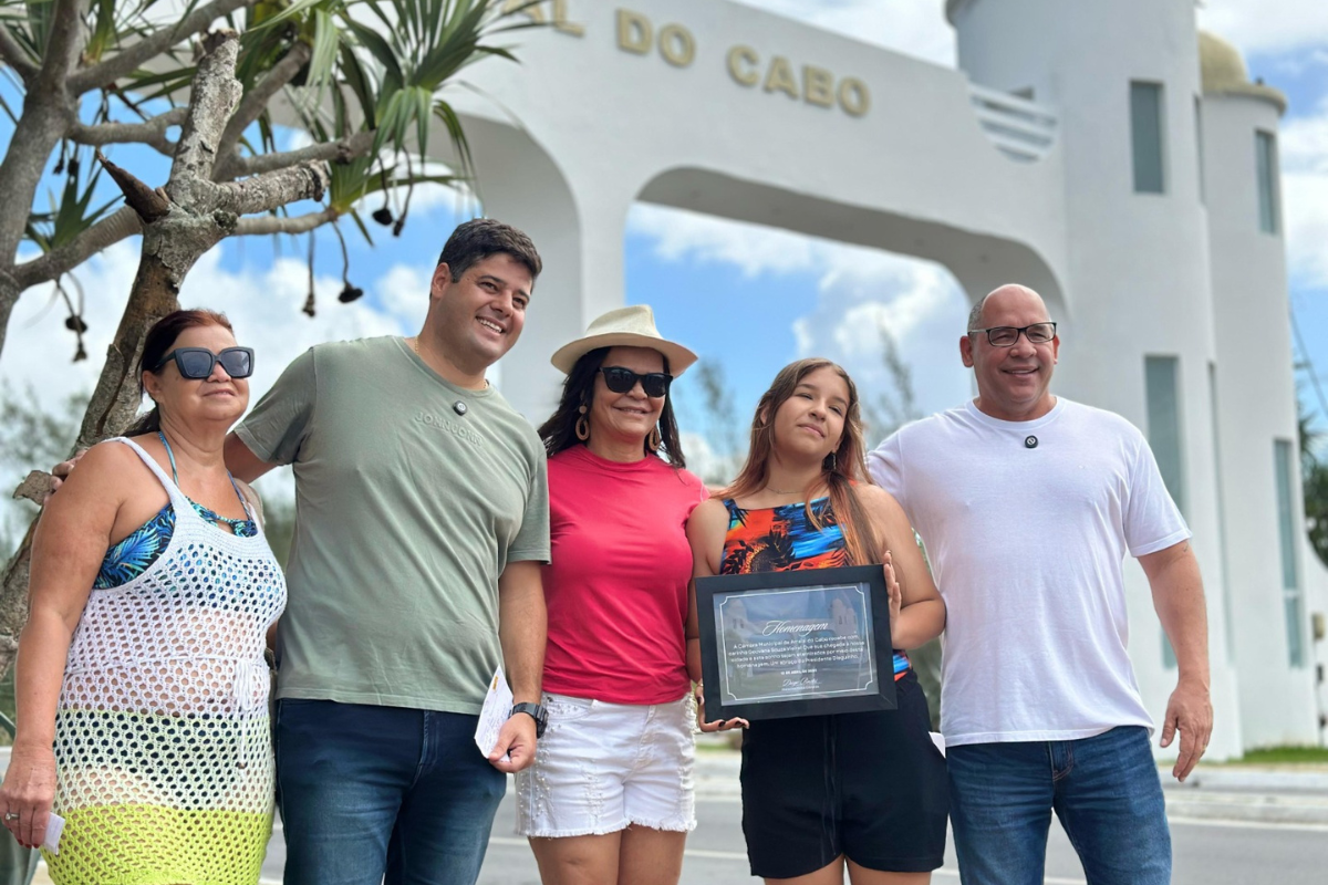 A estudante foi recebida, da esquerda para direita, pelo secretário de Educação, Bernardo Alcântara, e pelo prefeito, Marcelo Magno