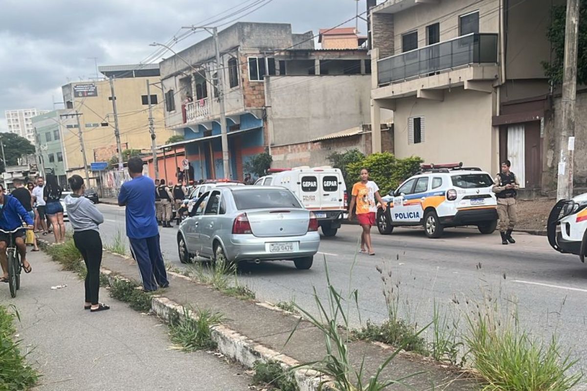 Homem foi atingido por diversos disparos e morreu no local, antes mesmo da chegada do resgate