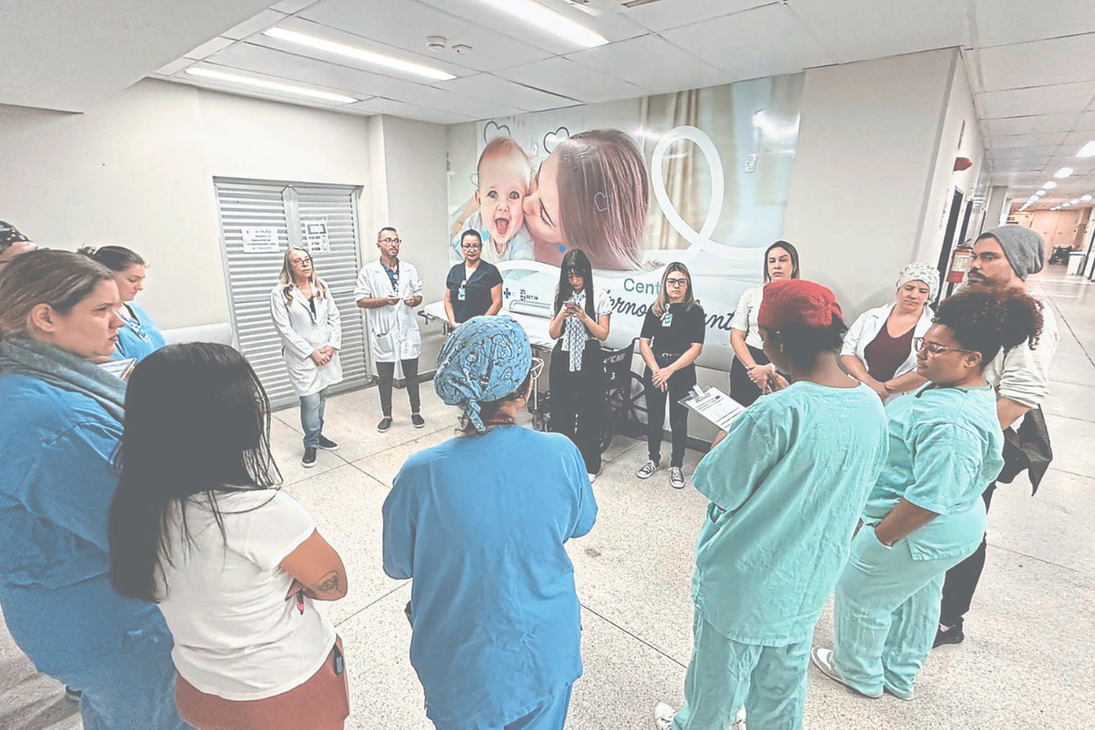 Equipes da unidade participam de reuniões diárias