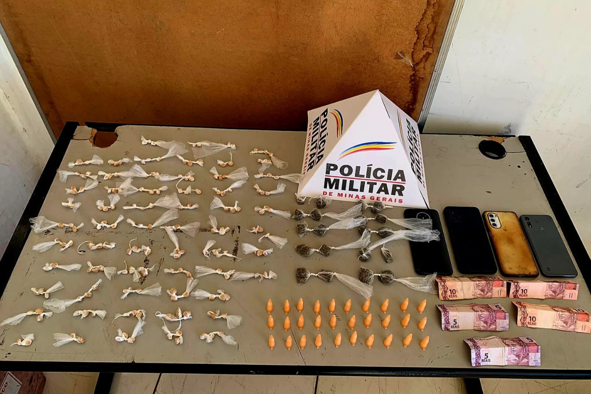 Na ação foram apreendidas pedras de crack, pinos de cocaína, buchas de maconha e dinheiro
