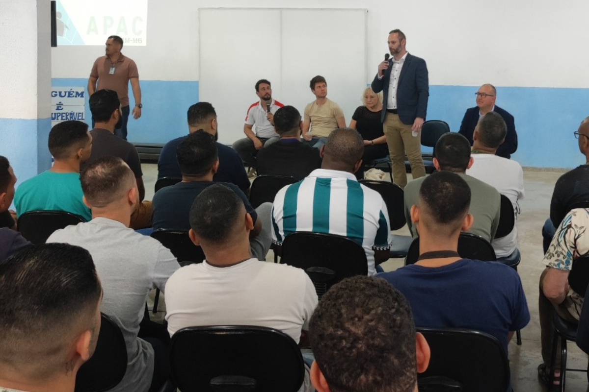 O destaque da visita foi a condução feita por um dos próprios recuperandos, evidenciando a autonomia e o protagonismo que fazem parte do processo de ressocialização na instituição.