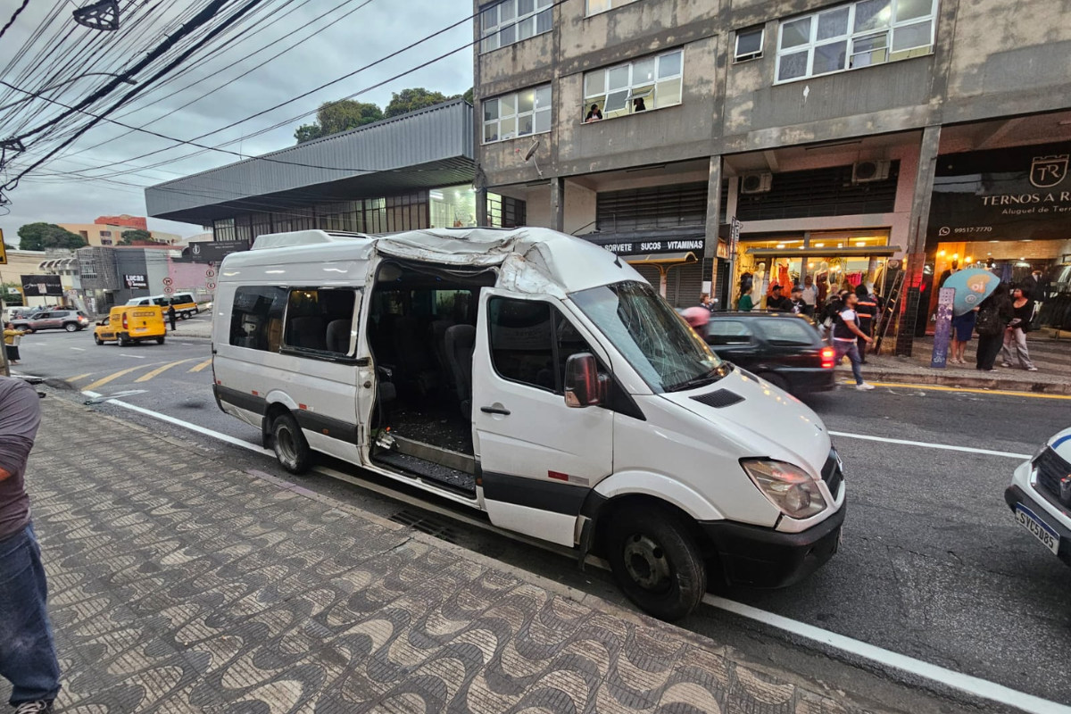 Veículo teria perdido os freios ao tentar fazer uma conversão e acabou batendo em um poste