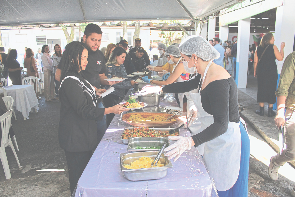 Nesta edição da feijoada, foram servidas 2.000 refeições