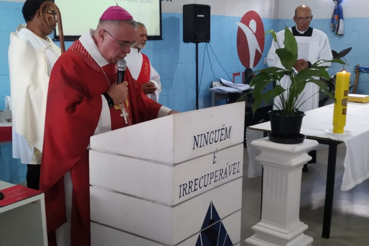 O objetivo da celebração é proporcionar um espaço de espiritualidade e reconciliação, fortalecendo a esperança e os laços de solidariedade entre os participantes.