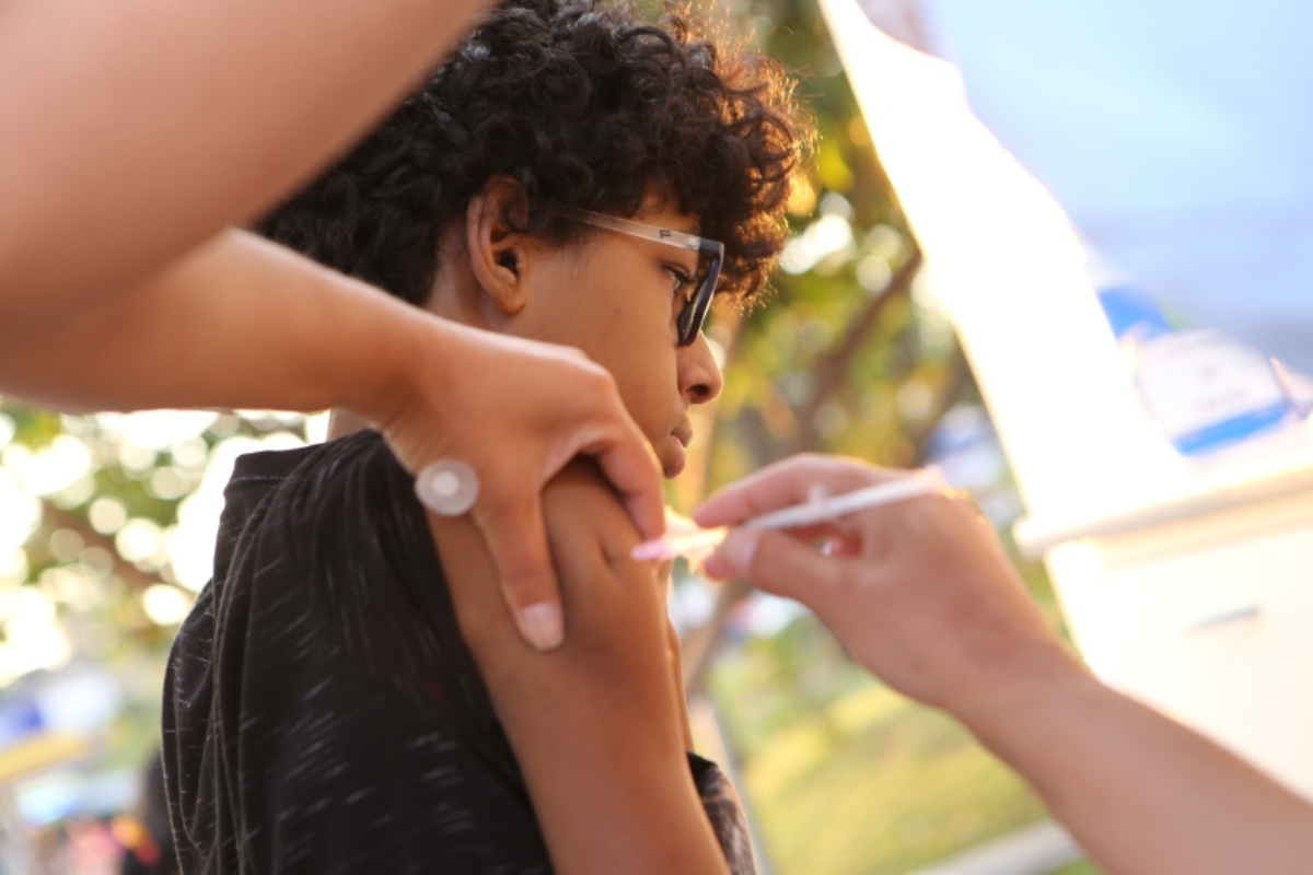 A vacinação ocorre de segunda a sexta-feira, das 8h às 17h, nas unidades de saúde do município.