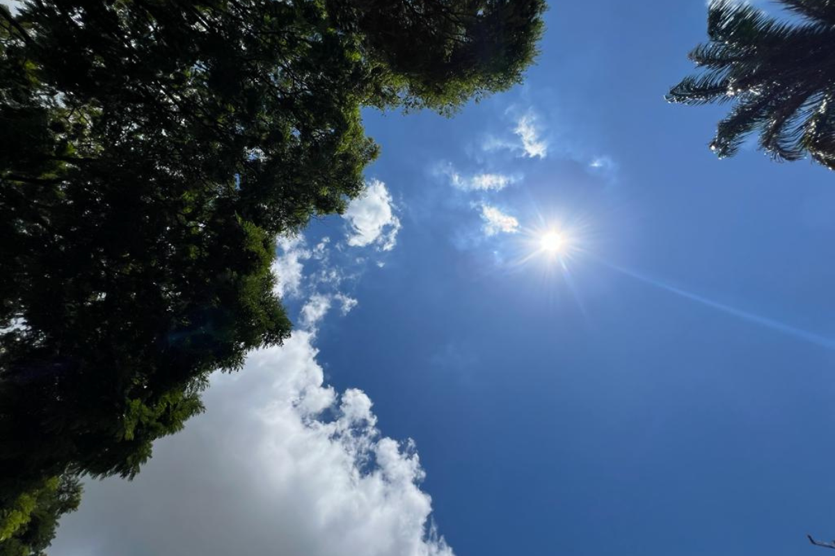 Semana termina com sol entre nuvens, noites nubladas e umidade do ar em queda durante as tardes, exigindo atenção à hidratação. 