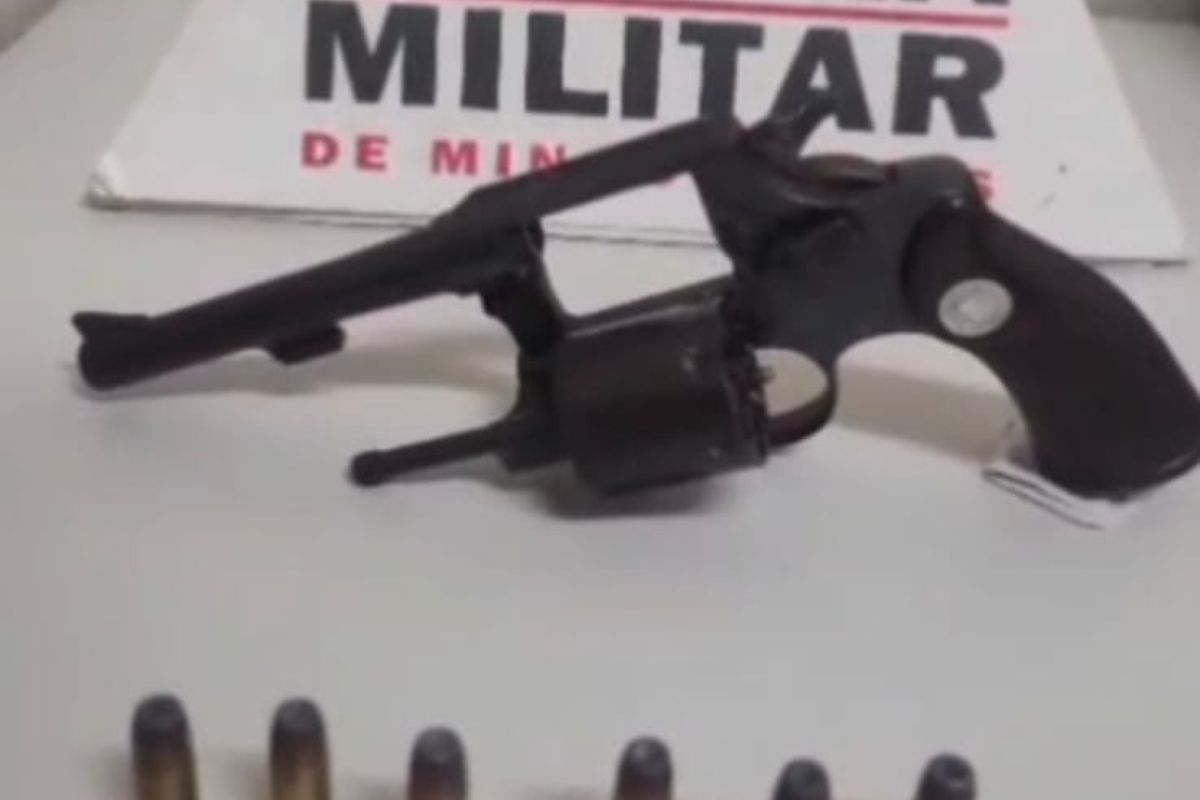 Na cintura dele, os policiais disseram terem encontrado um revólver calibre 3.2 com seis munições intactas