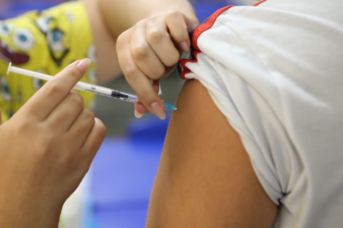 Vacinação acontece nas próprias escolas, facilitando o acesso para as famílias
