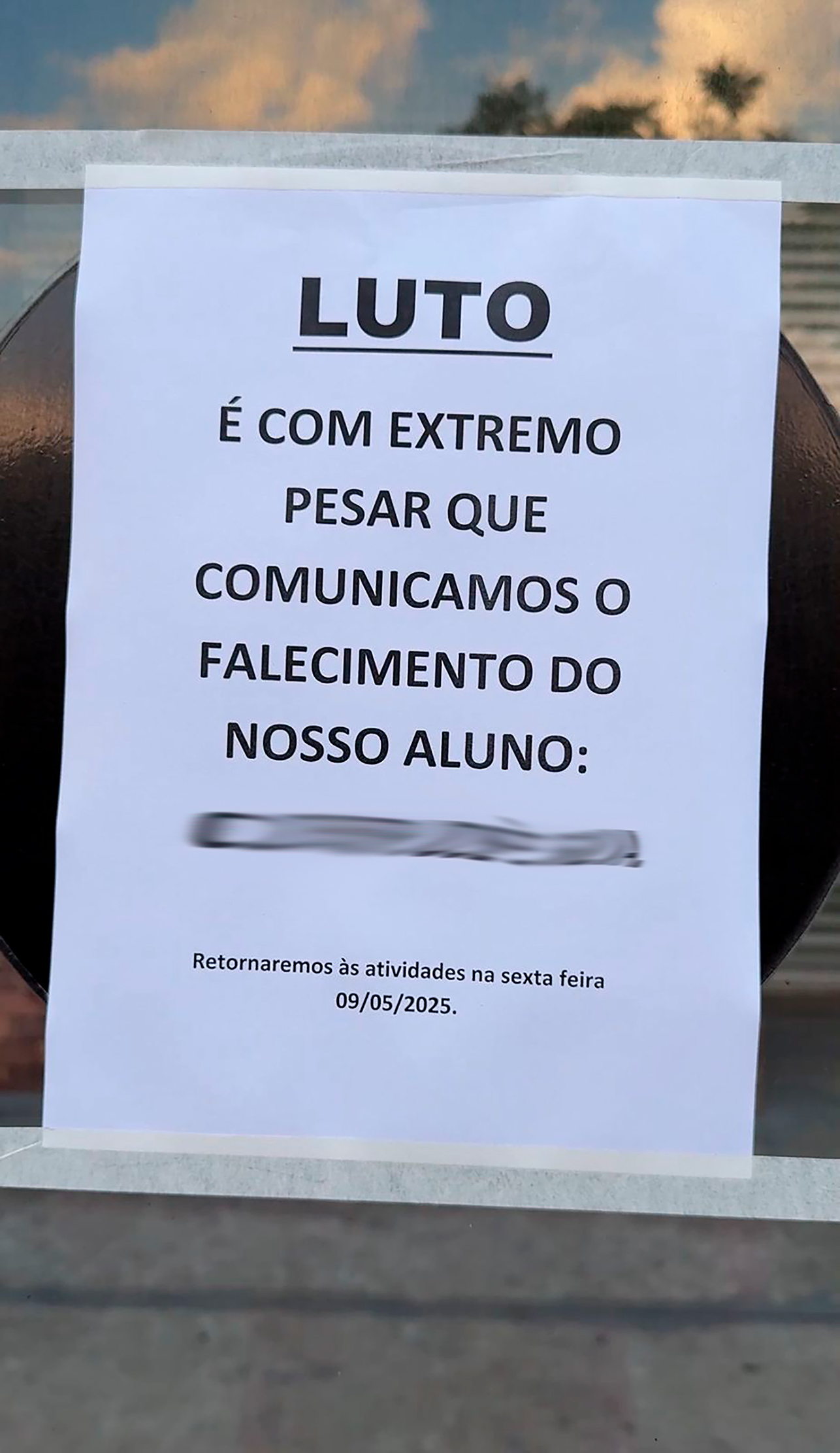 Academia onde fatalidade ocorreu, no bairro Ingá, ficará fechada por dois dias; aviso foi colocado na porta do estabelecimento 