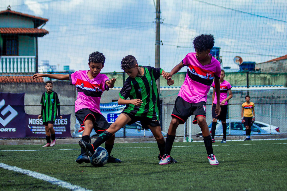 Seis equipes entram em quadra neste sábado (10)