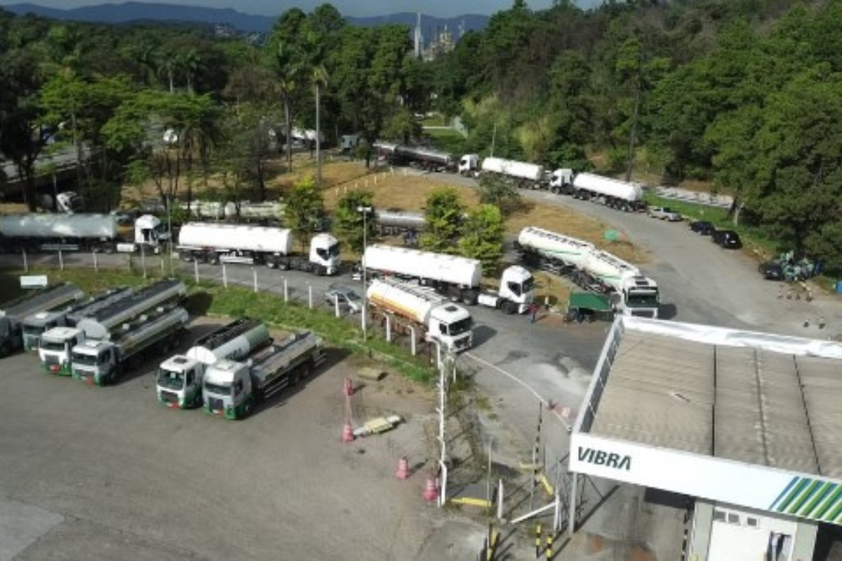 Mobilização de caminhoneiros na base da Vibra Energia, em Betim