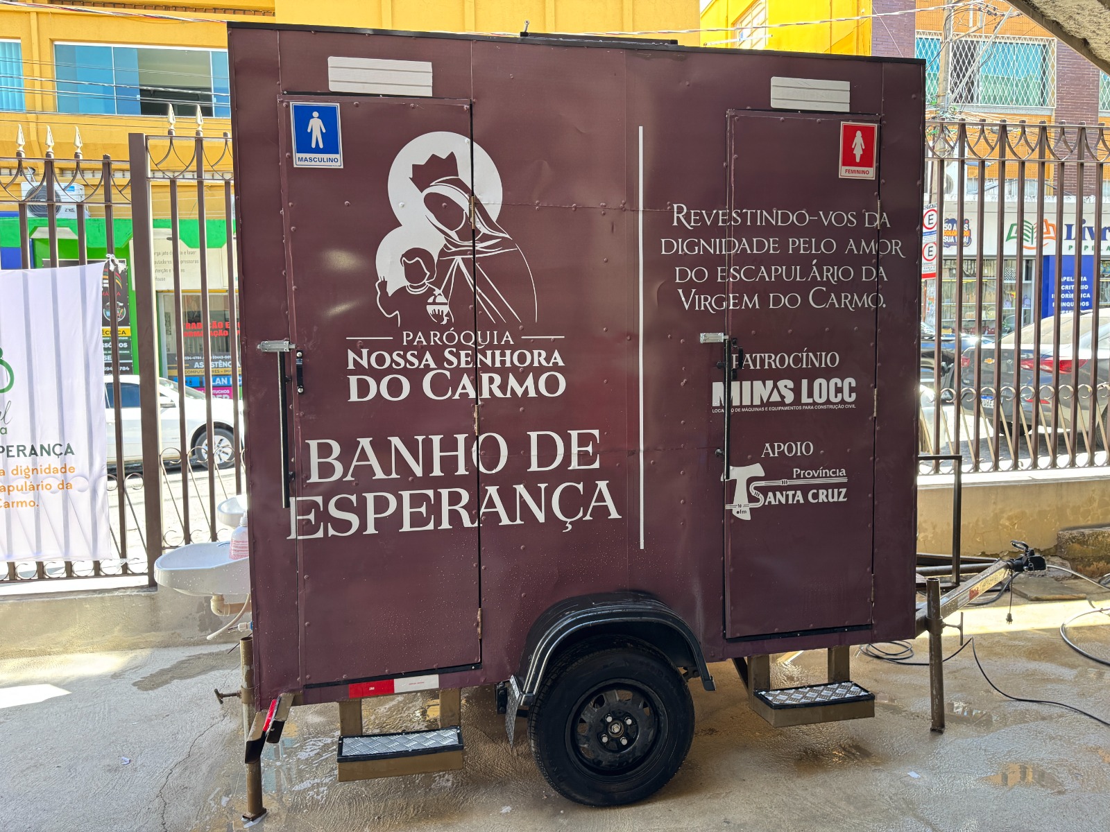 Ação ocorre nas dependências da igreja e conta com um carro adaptado, transformado em um banheiro itinerante
