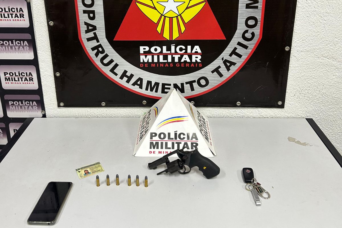 Um revólver calibre .38, cinco munições intactas, um munição picotada, celular e o veículo do suspeito foram apreendidos
