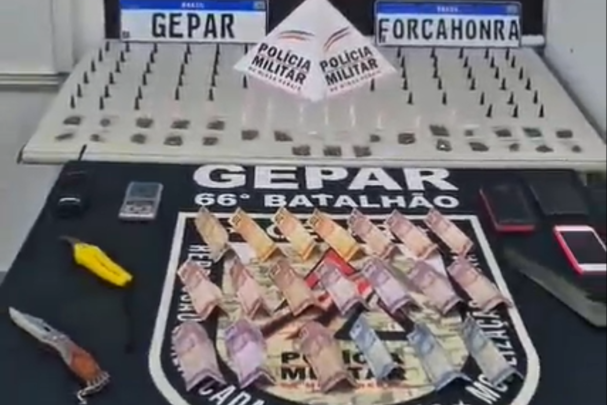 Foram apreendidos pinos de cocaína, porções de maconha, pedras de crack, rádio comunicador, balança de precisão, celulares, dinheiro, faca, canivete e tesoura