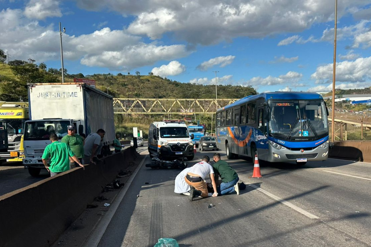 Motociclista está sendo atendido por uma equipe médica da Arteris Fernão Dias