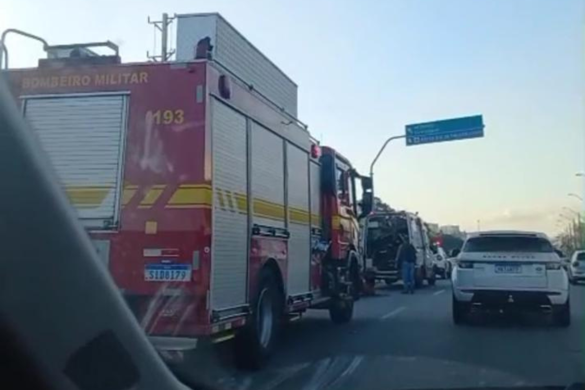 Bombeiros retiraram o motociclista e encaminharam para Samu conduzir a unidade hospitalar