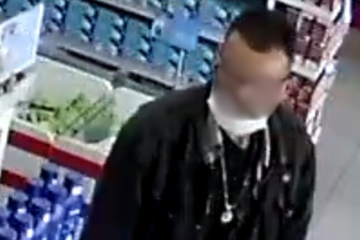 O homem chegou ao local de carro, estacionou na porta do estabelecimento e, usando uma lista com supostos produtos de higiene infantil, distraiu uma funcionária para facilitar a ação criminosa