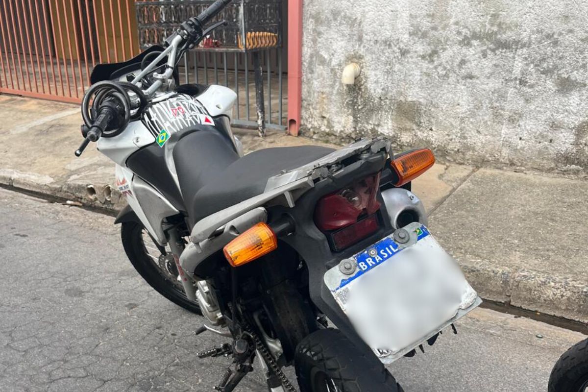 Condutor da Honda XRE 300 branca foi abordado por agentes durante patrulhamento preventivo