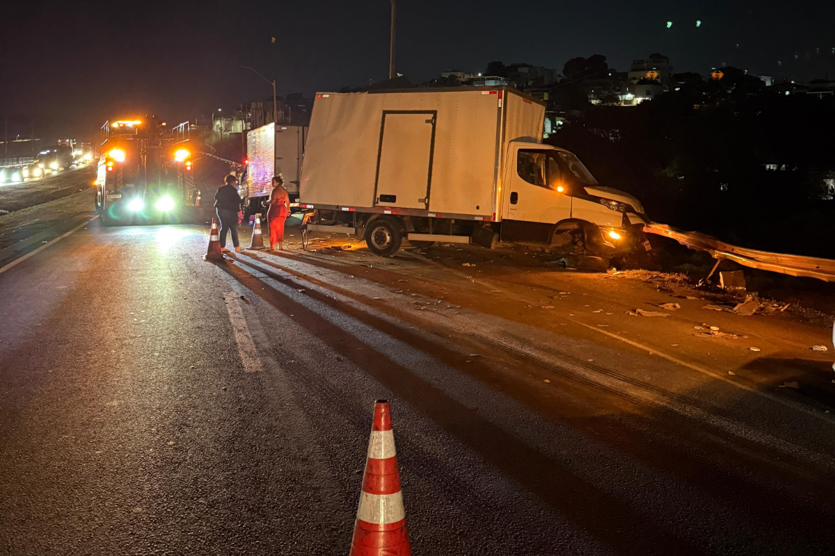 As vítimas faziam o transbordo da carga no momento e foram levadas para o Hospital Regional com ferimentos sem gravidade